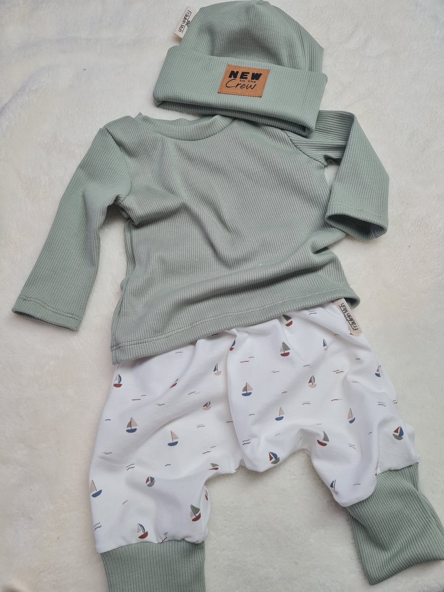 Baby Geschenk Set aus Hose, Shirt und Statementmütze
