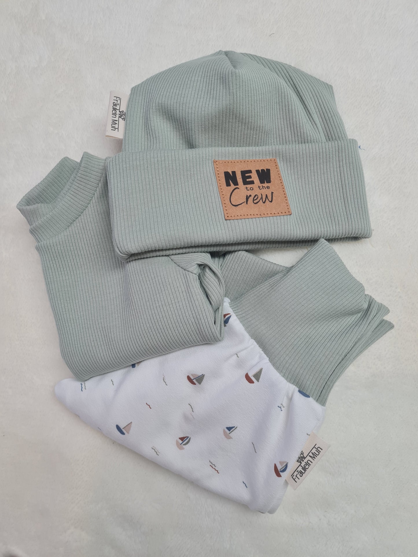 Baby Geschenk Set aus Hose, Shirt und Statementmütze